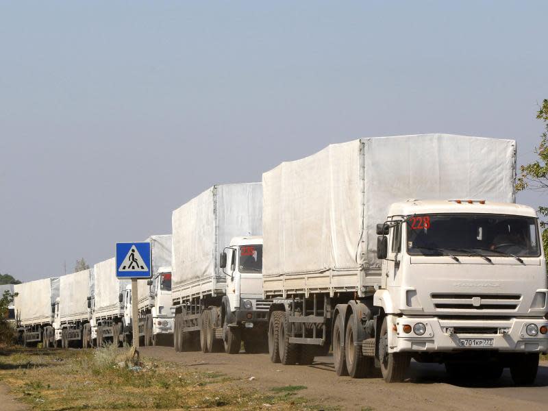 Warten an der Grenze: Die russischen Lastwagen verlassen die Ukraine. Foto: Stringer