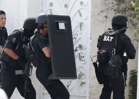 Tunisian anti-terrorism brigade personnel take position after a shooting at the Bouchoucha military base in Tunis, Tunisia May 25, 2015. REUTERS/Anis Mili