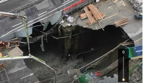 成都地鐵13號線建設站驚見巨大天坑。   圖 : 翻攝自我們