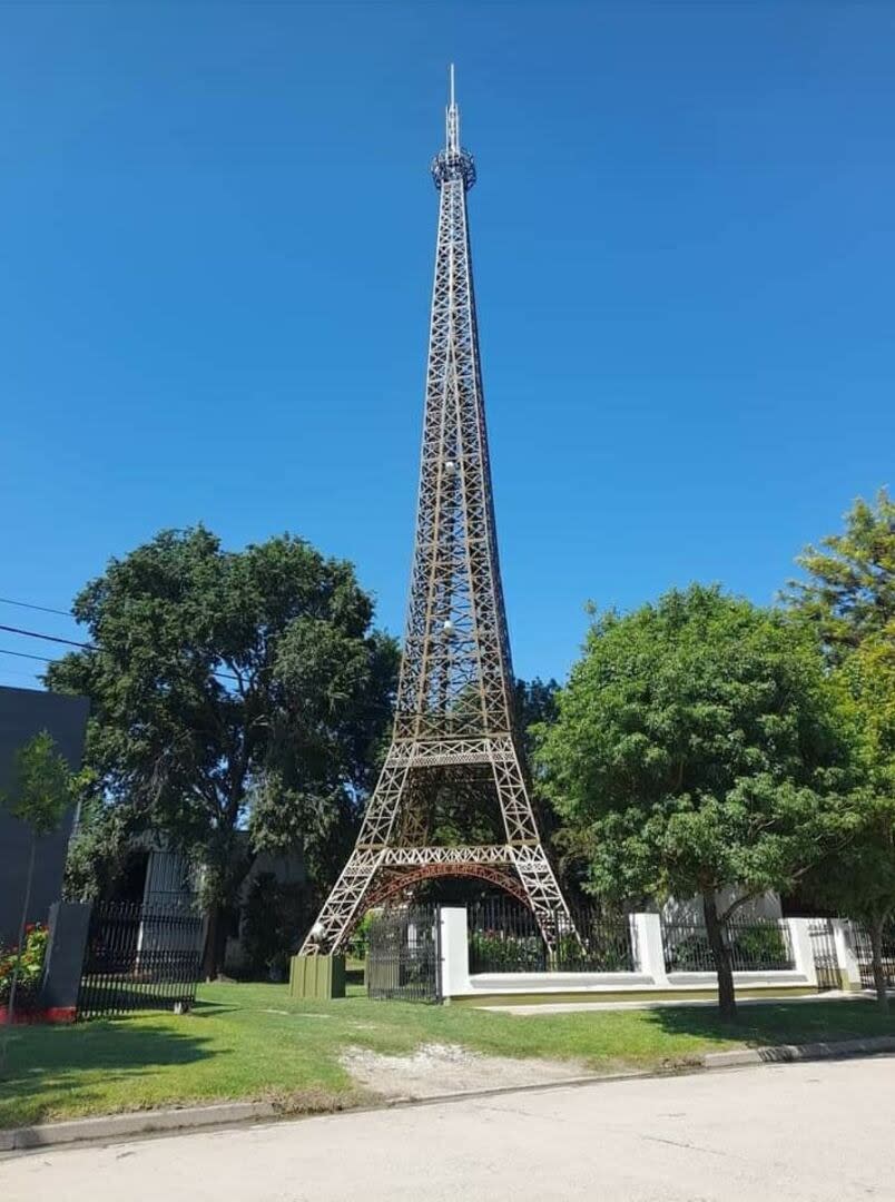 Así luce la Torre Eiffel en Alicia