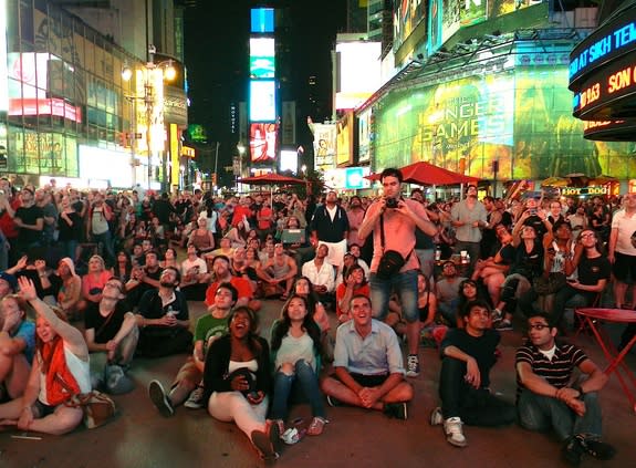 Around 1,000 people watch NASA's Curiosity rover land on Mars from New York City's Times Square Sunday (Aug. 5).
