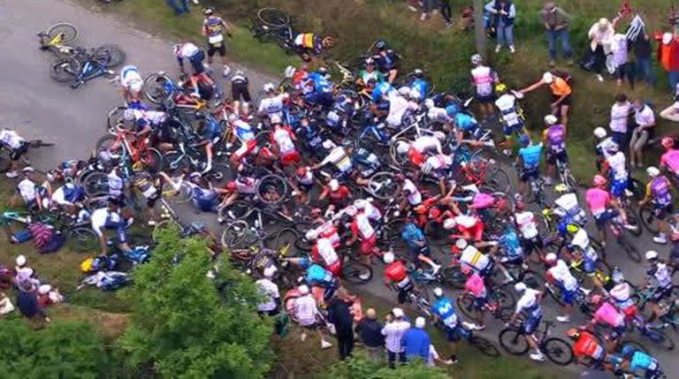 La caída de ciclistas en el Tour de France por culpa de una espectador con un cartel