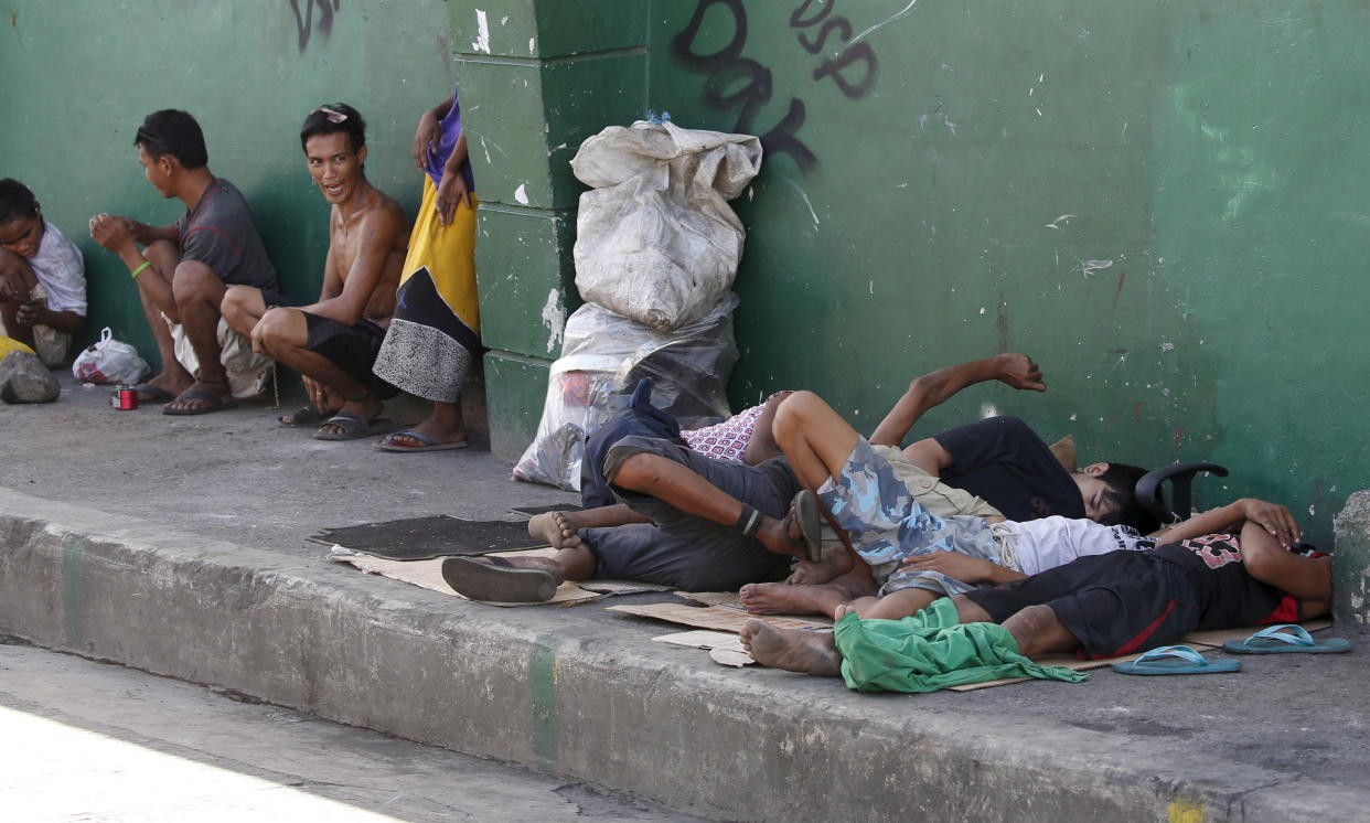 File Photo: Street dwellers sleep on a road pavement near the Ninoy Aquino international airport in Parañaque, Metro Manila, November 12, 2015. REUTERS/Erik De Castro