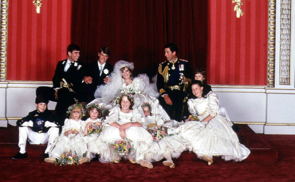 <p>Sí que se mostraron más desenfadados Carlos de Inglaterra y Lady Di en la fotografía junto a sus pajes y a sus damas de honor el día de su boda, el 29 de julio de 1981. Al contrario que Guillermo y Kate, ellos posaron con el mismo fondo del salón de Clarence House donde se realizó el álbum oficial. (Foto: Gtres). </p>