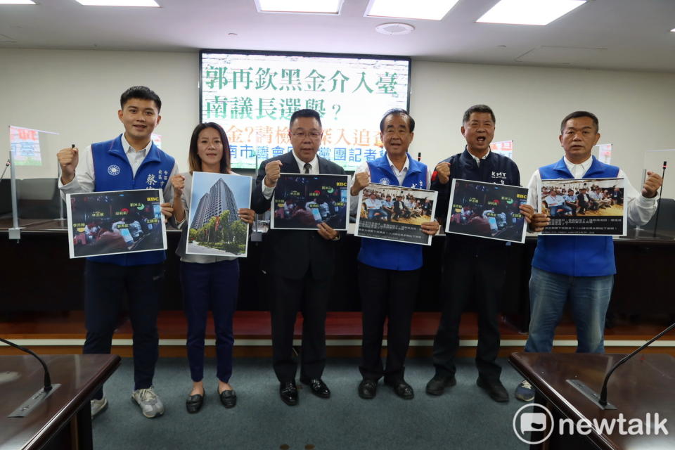 台南市議會國民黨團今日召開記者會，拿著民進黨中執委郭再欽疑似介入副議長補選的照片，怒批民進黨選舉大敗就說要掃黑，網友跟選民都不信。   圖：黃博郎／攝