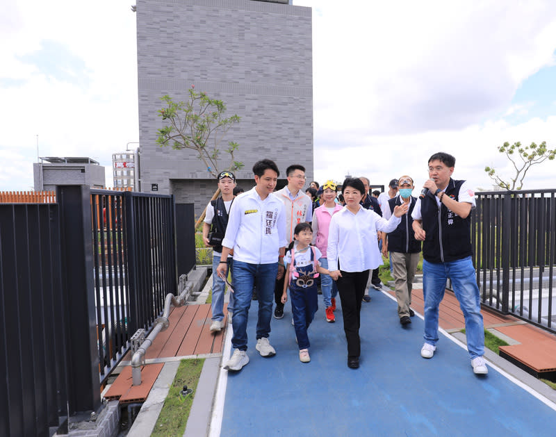 台中公園一期社宅揭幕  盧秀燕參觀 台中公園一期社宅鄰近北區台中公園，為台中第9處 完工招租的社宅，共有各房型802戶，22日揭幕，台 中市長盧秀燕（前右2）出席參觀。 （台中市政府提供） 中央社記者蘇木春傳真 113年6月22日 