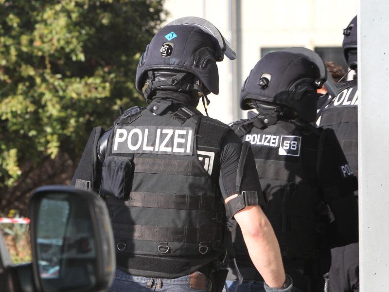 Sondereinsätzkräfte betreten den abgesperrten Bahnhof von Kempten. Foto: Karl-Josef Hildenbrand