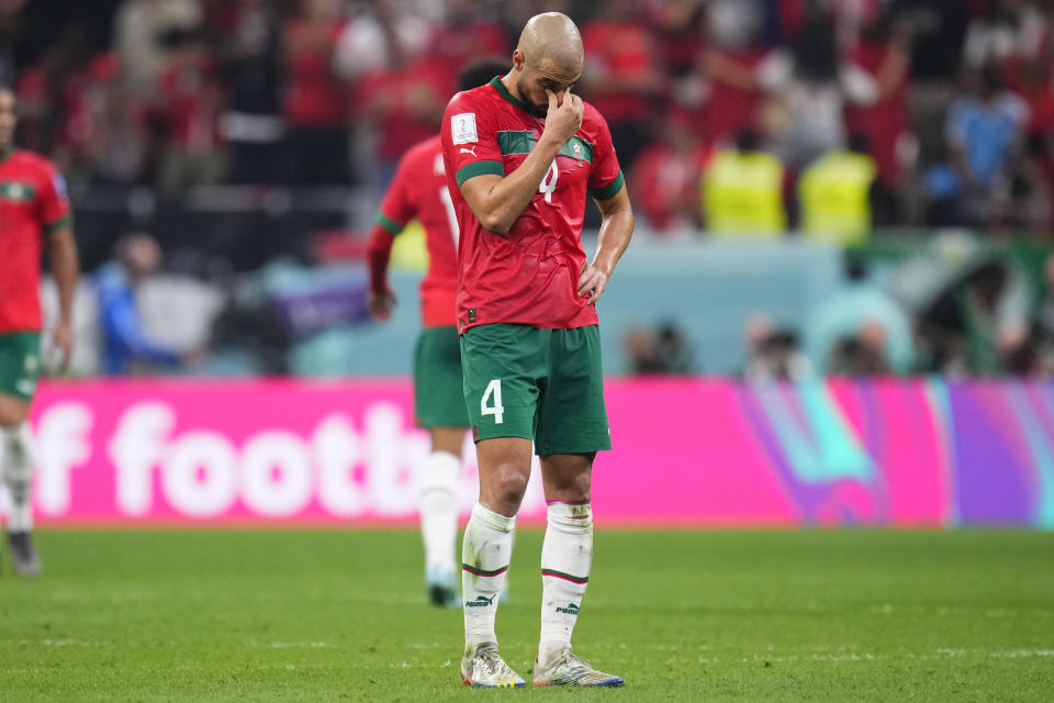 Sofyan Amrabat, de Marruecos, se lamenta tras la derrota ante Francia en la semifinal de la Copa del Mundo, el miércoles 14 de diciembre de 2022, en Jor, Qatar (AP Foto/Manu Fernández)