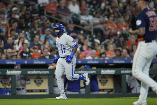 Kansas City Royals: Who will win the healthy competition in right field?