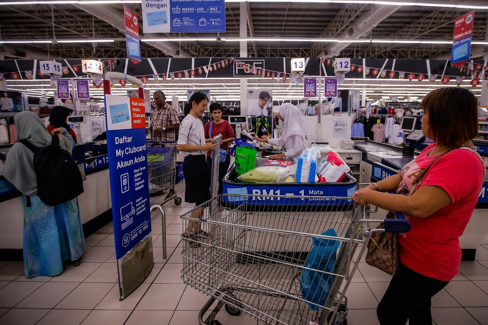 People wait in line at the checkout counters at the Tesco Extra store in Kajang January 30, 2020. — Picture by Hari Anggara