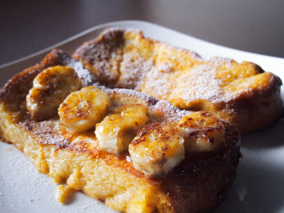 Eine einfache, aber sehr leckere Süßspeise aus altbackenen Brötchen, Weißbrotscheiben oder auch Toastbrot heißt Armer Ritter. Dafür mischt man Milch, Zucker sowie Eier, wendet die Brotscheiben in der Masse und brät sie in einer Pfanne mit zerlassener Butter goldbraun an. Dazu passen Bananen, Zitronensaft, Ahornsirup oder Puderzucker. (Bild: iStock/Salie Rill)