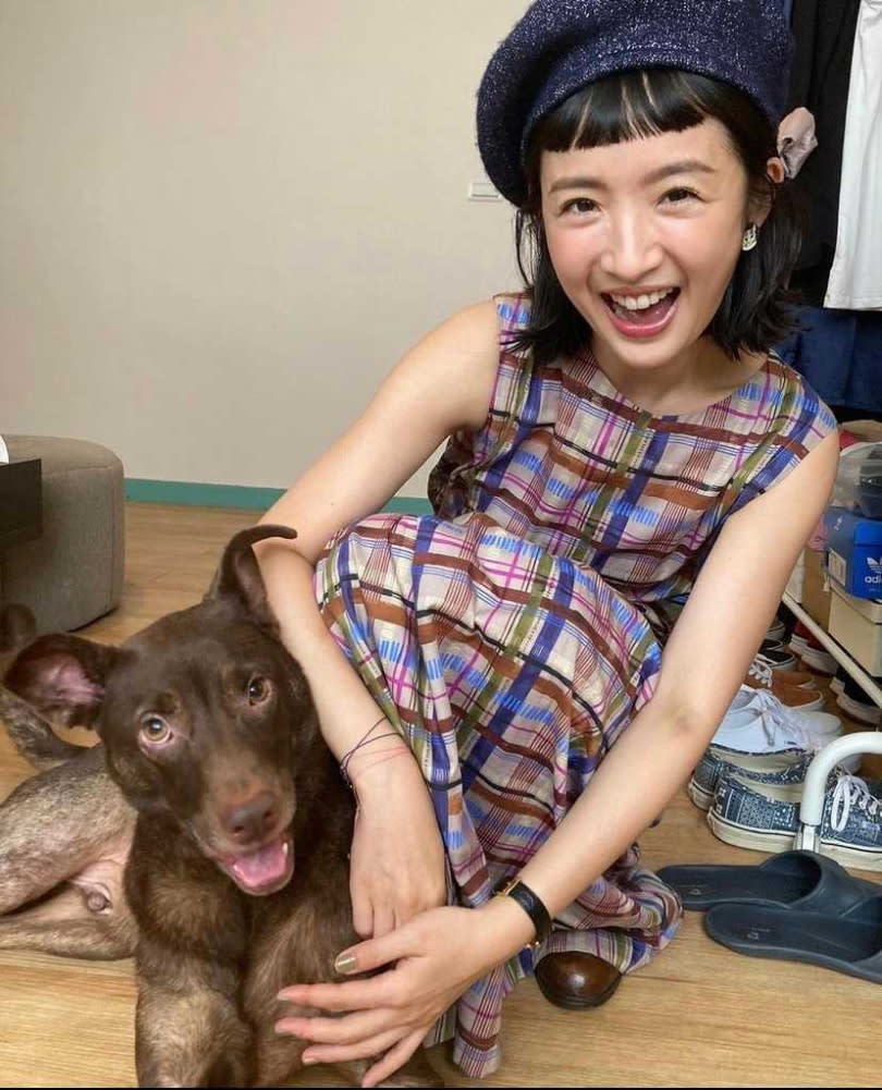 林依晨坐月子時愛犬還跟著婆婆一起去探望她，據了解她將於本月25日出席香水活動，屆時將是她產後首次公開露面。（圖／摘自林依晨IG）