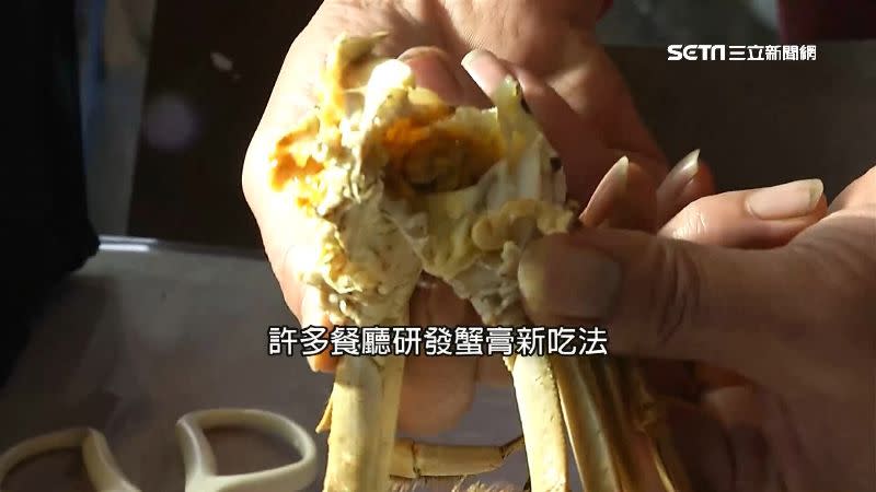 食用螃蟹往往需要大動手腳。