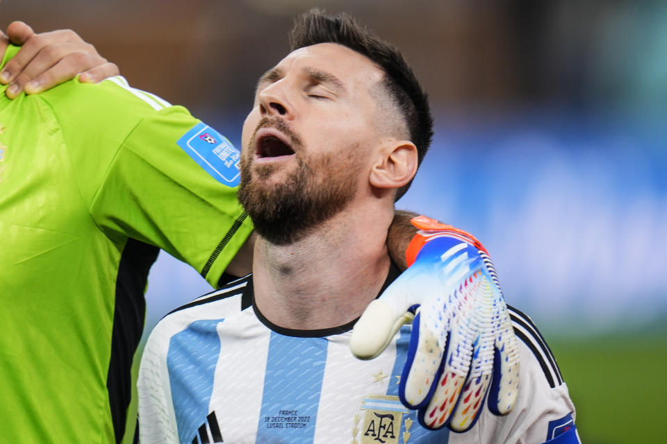 El delantero argentino Lionel Messi canta el himno previo a la final de la Copa Mundial entre Argentina y Francia en el estadio Lusail el domingo 18 de diciembre de 2022, en el Lusail, Qatar. (AP Foto/Manu Fernández)