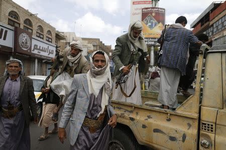 Shi'ite Houthi rebels are seen in Sanaa in this October 9, 2014 file photo. REUTERS/Khaled Abdullah/Files