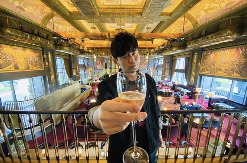 Jay Chou visited the Atlas Bar in Singapore on 11 January 2020 and treated fans that he met. (PHOTO: Jay Chou/Instagram)