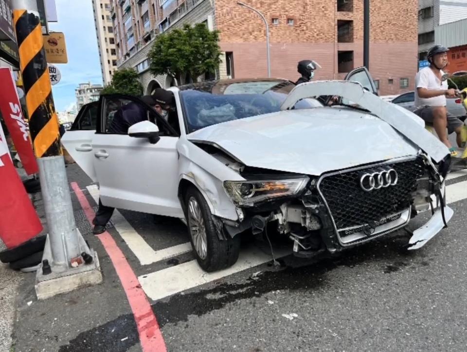 肇事的白色名車轎車車頭嚴重變形。（圖／東森新聞）