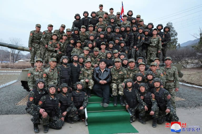 El líder norcoreano Kim Jong Un (centro) posa junto a un grupo de soldados en un lugar sin revelar de Corea del Norte, una imagen tomada por la agencia oficial KCNA el 24 de marzo de 2024 y divulgada al día siguiente (.)