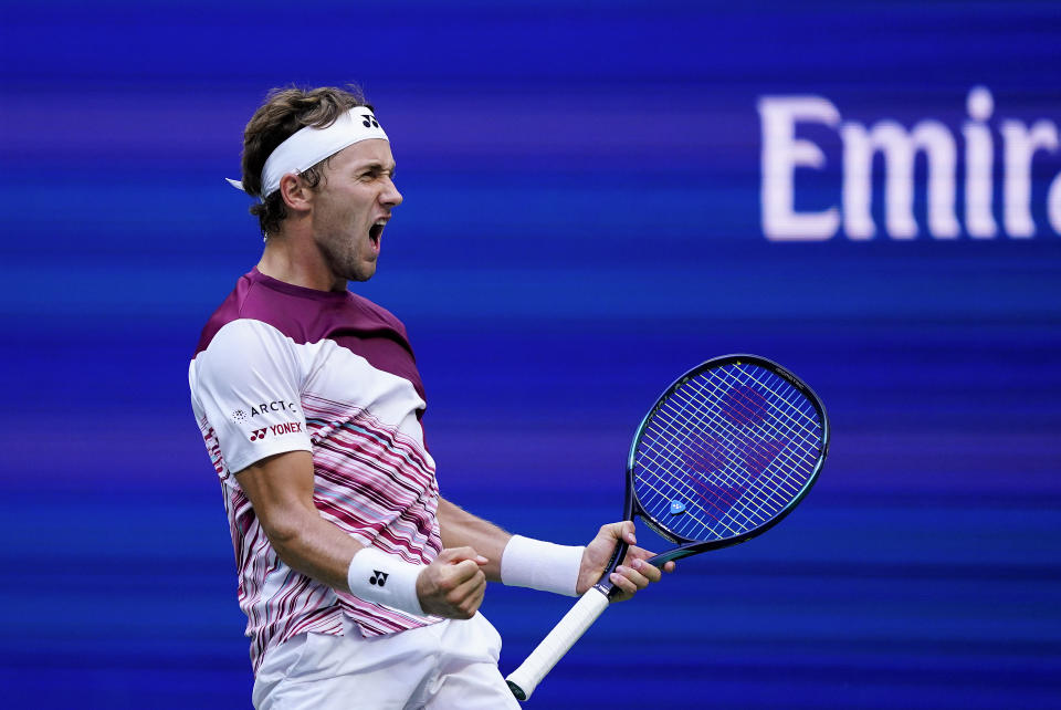 El noruego Casper Ruud festeja luego de conseguir un punto ante el ruso Karen Khachanov, en la semifinal del Abierto de Estados Unidos, el viernes 9 de septiembre de 2022 (AP Foto/Matt Rourke)