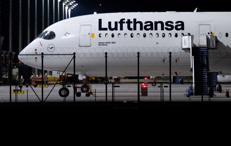 A Lufthansa aircraft stands on the apron at Munich Airport. A strike by Lufthansa ground staff has begun at several German airports, a spokesman for the Verdi trade union in Frankfurt confirmed on Wednesday morning. Sven Hoppe/dpa
