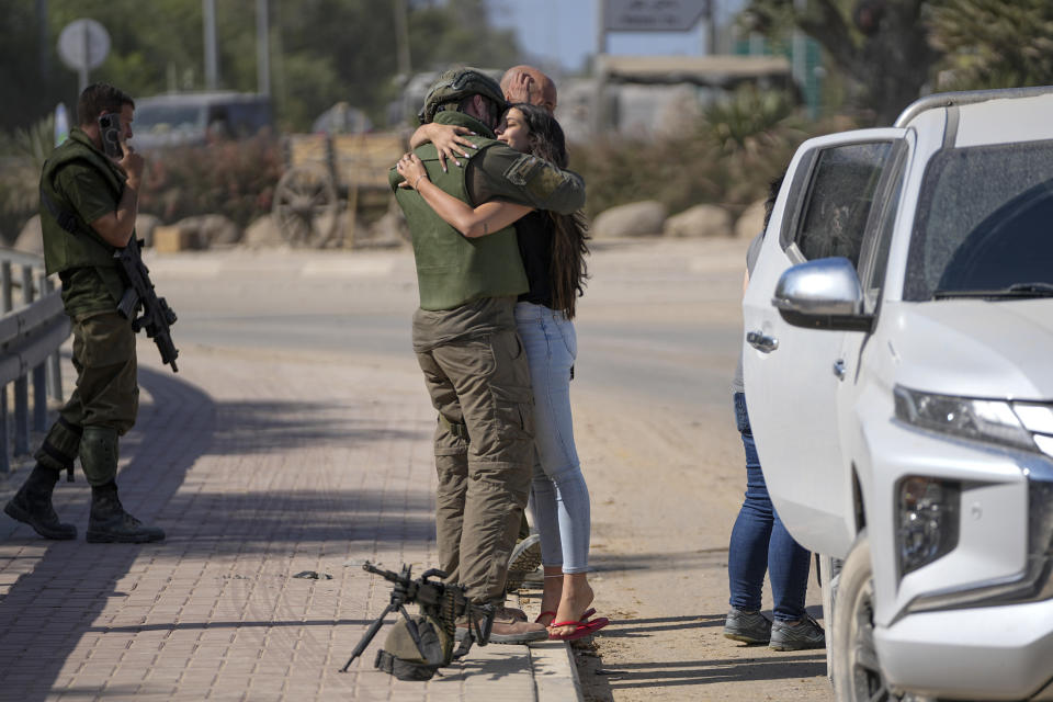 Un soldado israelí abraza a su pareja cerca de la frontera con Gaza, en el sur de Israel, el 20 de octubre de 2023. (AP Foto/Ohad Zwigenberg)