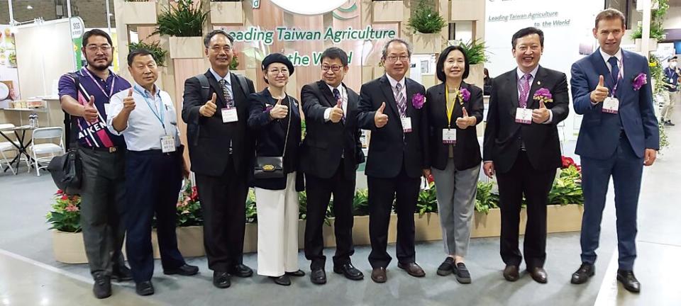 亞洲英富曼台灣公司總經理劉櫻惠（左四）、農委會副主委黃金城（右四）與貴賓代表共賀展出成功。圖／黃台中