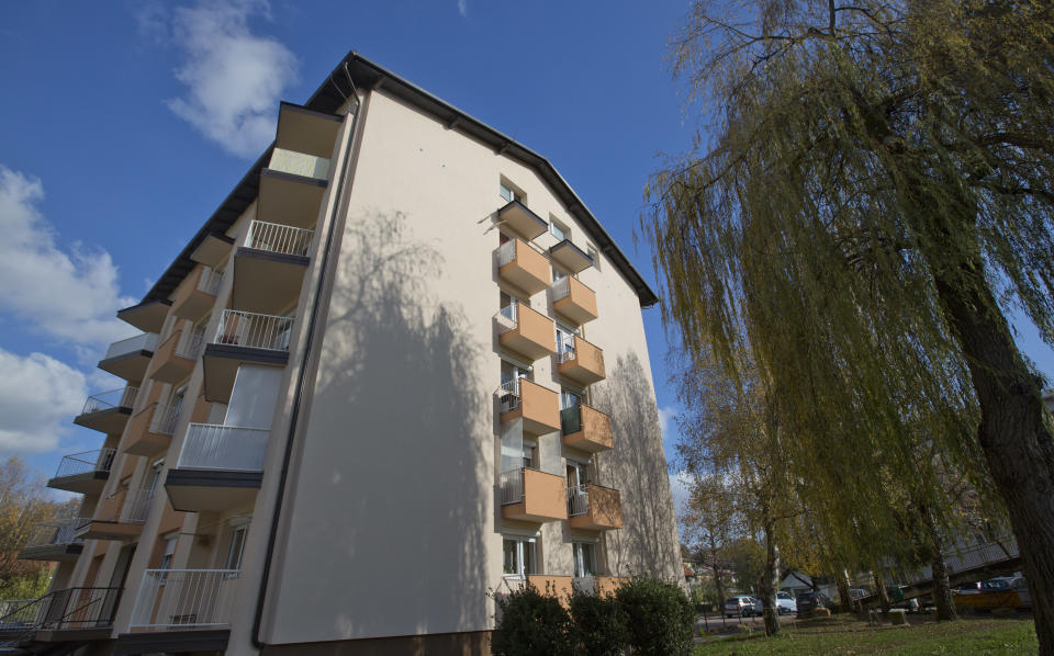 Edificio de apartamentos en Sevnica donde Melania Trump vivió en su niñez (AP Photo/Darko Bandic)