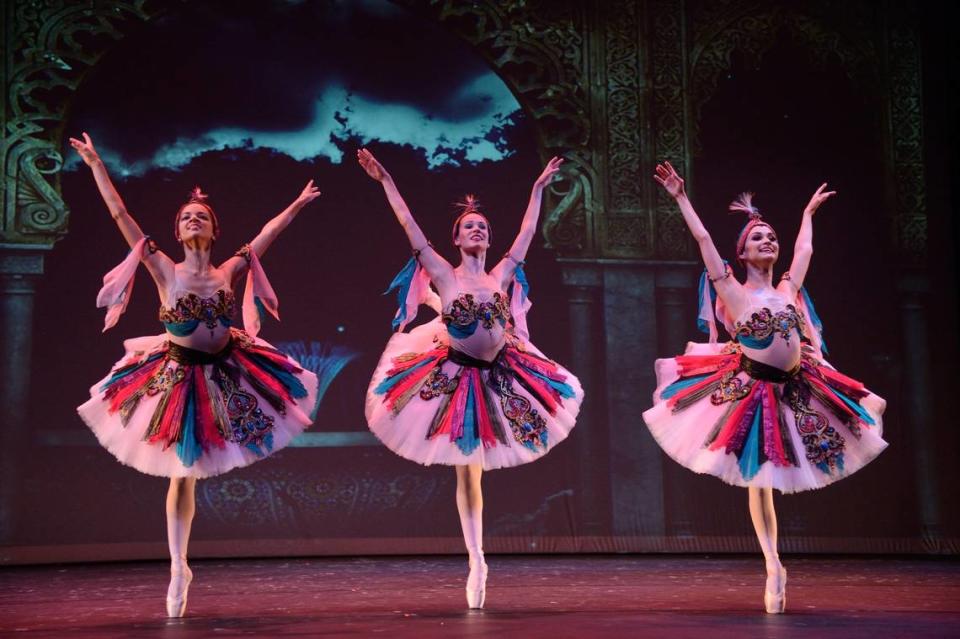 Gretel Batista, Mayrel Martínez y Masiel Alonso, interpretando a las tres odaliscas de “Le Corsaire”. 