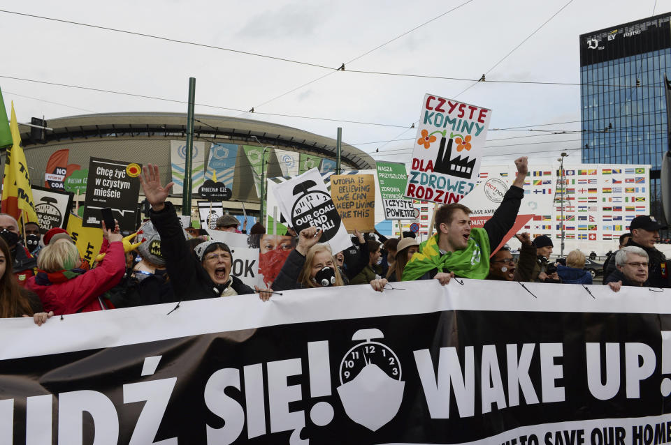 Activistas ambientalistas lanzan consignas mientras se detienen frente al centro de convenciones donde se llevan a cabo las conferencias de Naciones Unidas sobre cambio climático, en Katowice, Polonia, el sábado 8 de diciembre de 2018. (AP Foto/Alik Keplicz)