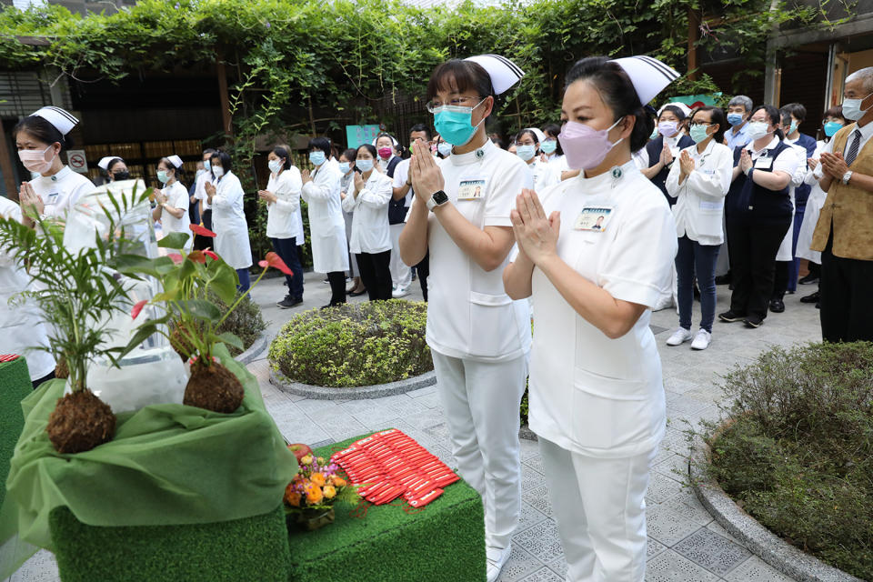 護理部主任鍾惠君(右)與副主任呂基燕虔誠祈福。(陳安俞攝)