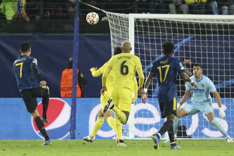 Cristiano Ronaldo toca por arriba de Rulli para anotar el 1 a 0 parcial para Manchester United que derrotó a Villarreal