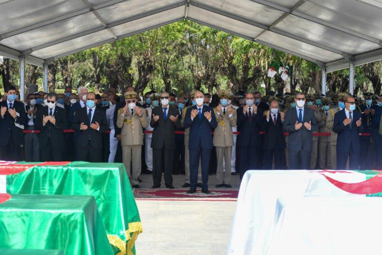 Une photo fournie par la présidence algérienne montre le président Abdelmajid Tebboune durant les prières à la cérémonie d'enterrement des restes des 24 combattants anticoloniaux remis par la France, à Alger le 5 juillet 2020 - - © 2019 AFP