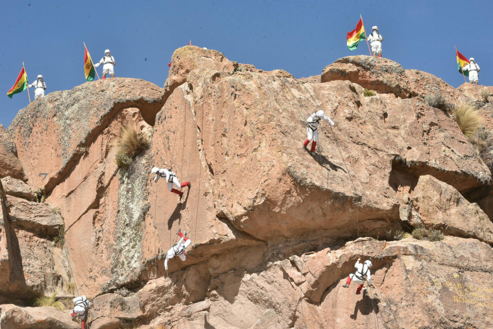 <p>Ungewöhnliche Militärübung: In Bolivien müssen Soldaten auch das Bergsteigen trainieren. (Bild: Enzo De Luca/Courtesy of Bolivian Presidency/Handout via Reuters) </p>