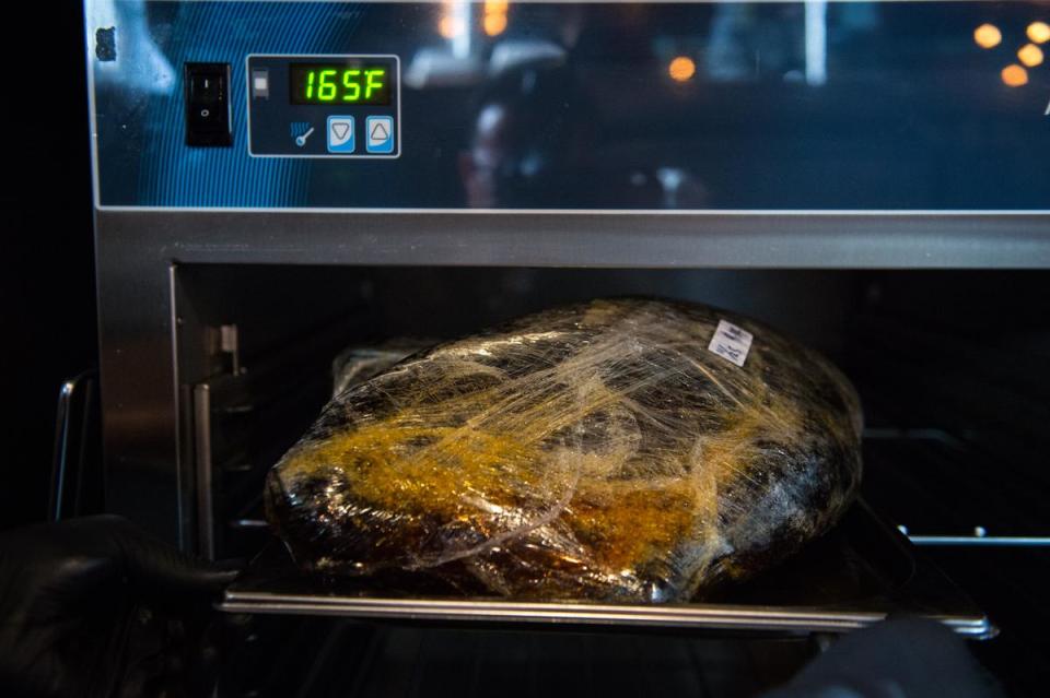 燻烤牛胸肉會放進保溫箱，以華氏165度保溫。