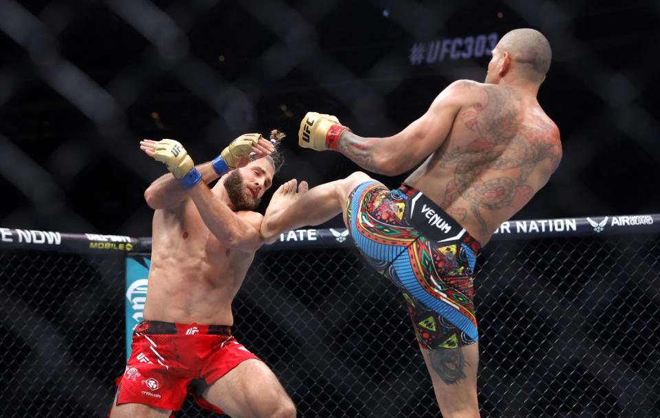 Light heavyweight champion Alex Pereira knocks down Jiri Prochazka with a head kick during the second round of a UFC 303 mixed martial arts bout Saturday, June 29, 2024, in Las Vegas. Pereira retained his title. (Steve Marcus/Las Vegas Sun via AP)