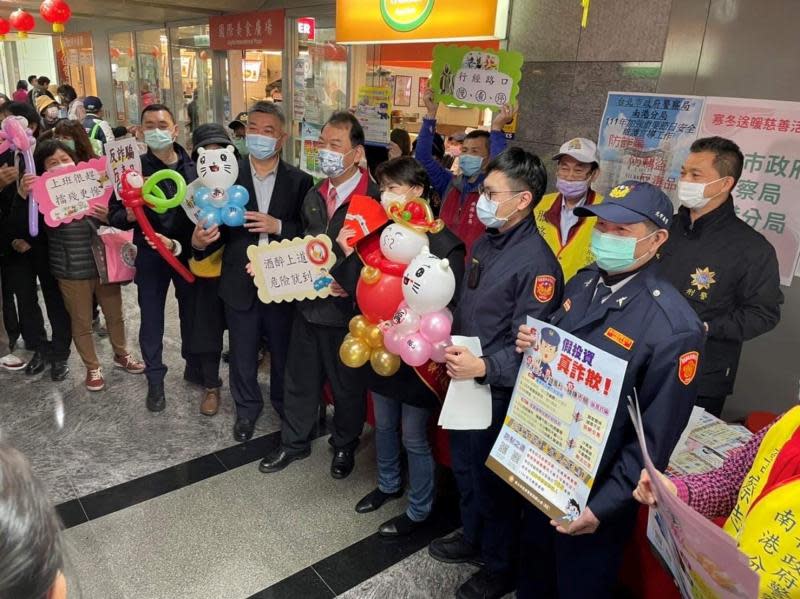 年末寒冬送暖　黃珊珊偕南港警愛心義賣