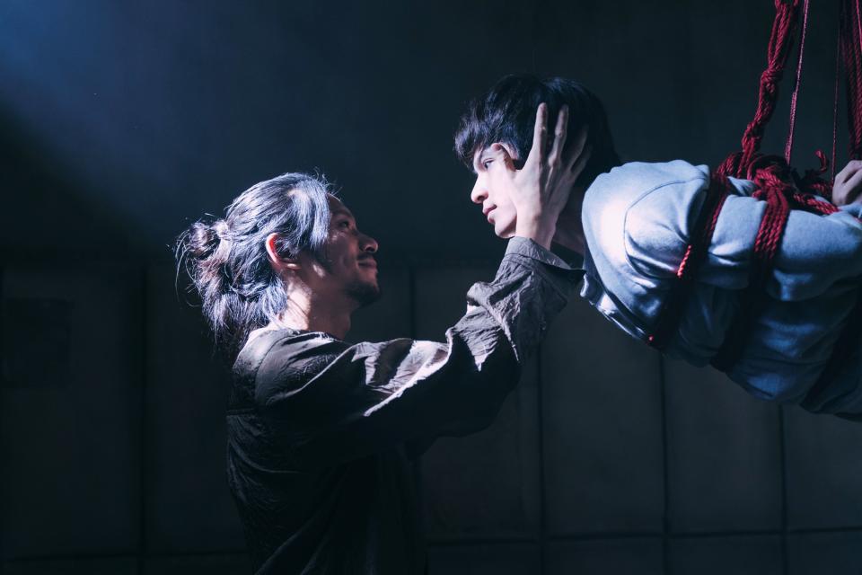 ▲林暉閔 (右) 在劇中勇闖邪教之地，遭姚淳耀綑綁。
