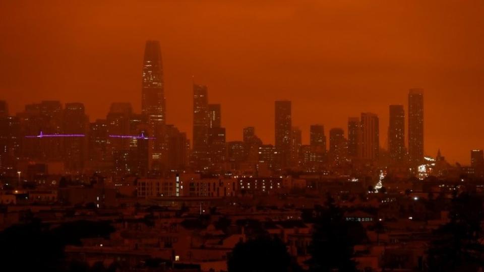 La ciudad de San Francisco, California, fue una de las más afectadas por la llegada de humo de los incendios que se han desatado en 28 puntos del estado.