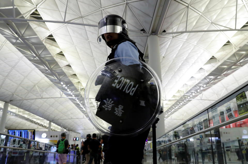 15 fotos que muestran la violencia de los enfrentamientos entre policía y manifestantes en el aeropuerto de Hong Kong