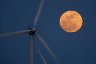 Detalle de la súper Luna, que se presentó el 5 de mayo de 2012, al lado de las hélices de energía en Palms Springs, California. El fenómenos se presenta cuando la órbita lunar está más cerca a la Tierra. David McNew/Getty Images