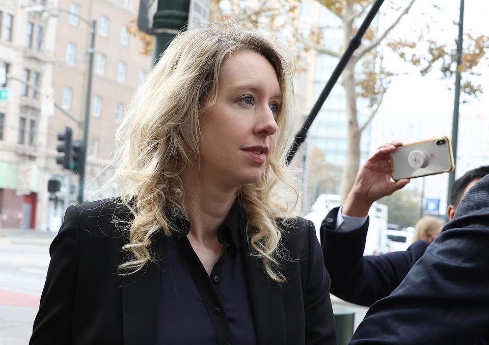 SAN JOSE, CALIFORNIE - 18 NOVEMBRE : Elizabeth Holmes, ancienne PDG de Theranos, le 18 novembre 2022 à San Jose, Californie.  Holmes a comparu devant un tribunal fédéral pour être condamnée après avoir été reconnue coupable de quatre chefs de fraude pour avoir prétendument participé à un stratagème de plusieurs millions de dollars visant à frauder les investisseurs de sa société Theranos, qui offrait des services de laboratoire de tests sanguins.  (Photo de Justin Sullivan/Getty Images)