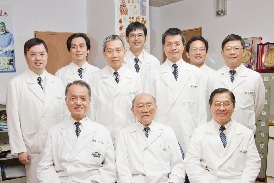2011年8月，花蓮慈濟醫院榮譽院長曾文賓(前排中)、醫療法人執行長林俊龍(前排左一)，與心臟內科團隊合影。王志鴻副院長(後排左三)。