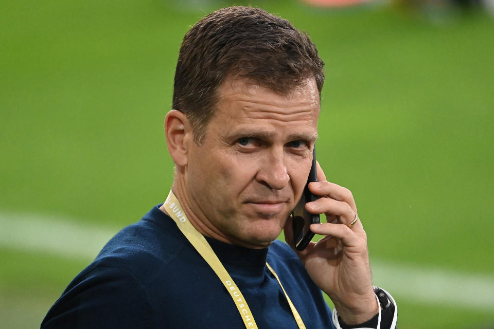 Oliver Bierhoff, Team-Direktor der deutschen Nationalmannschaft, am Handy 