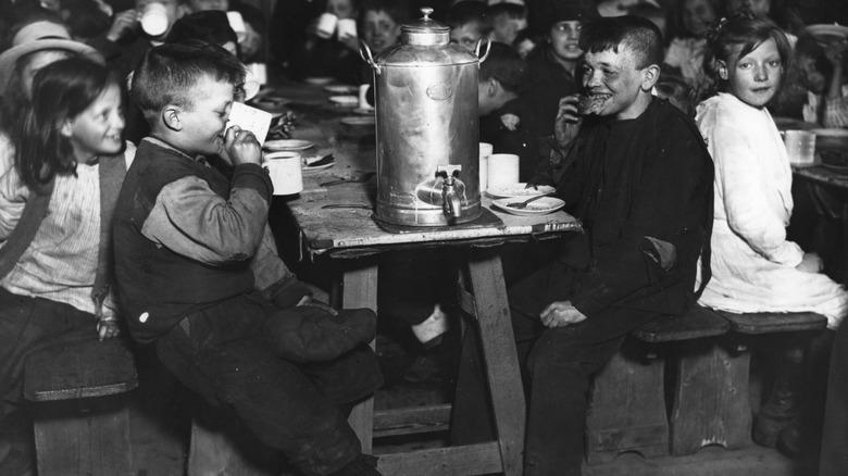 children eating school lunch in 1921
