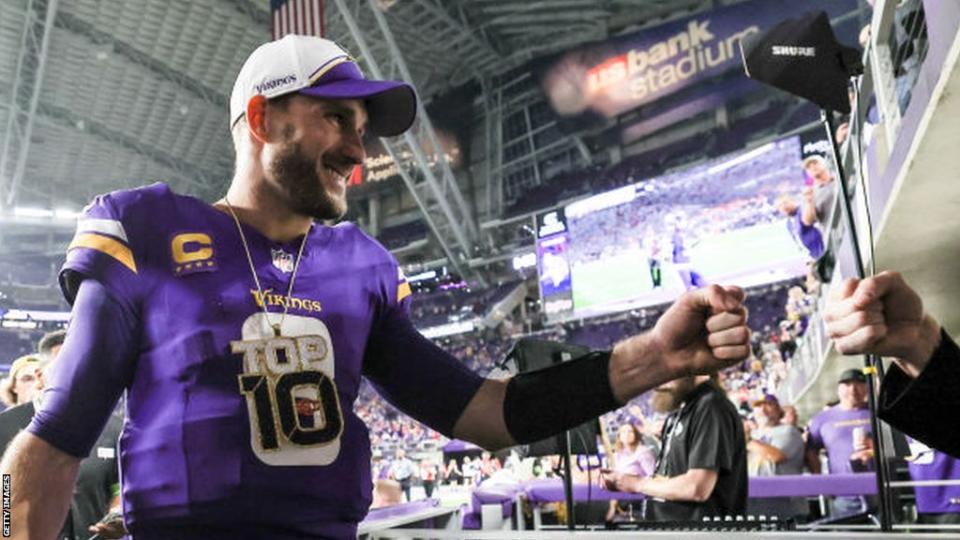 Kirk Cousins ​​wears a Top 10 necklace after a Minnesota Vikings game