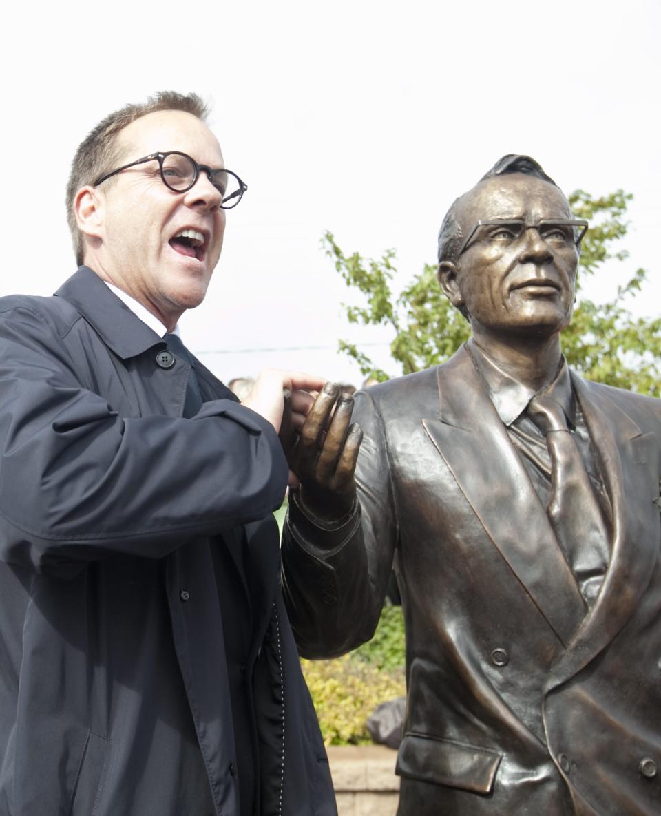 Kiefer Sutherland poses with a  statue of his grandfather Tommy Douglas in  2010,  (Photo: AP Photo/The Canadian Press, Troy Fleece)  