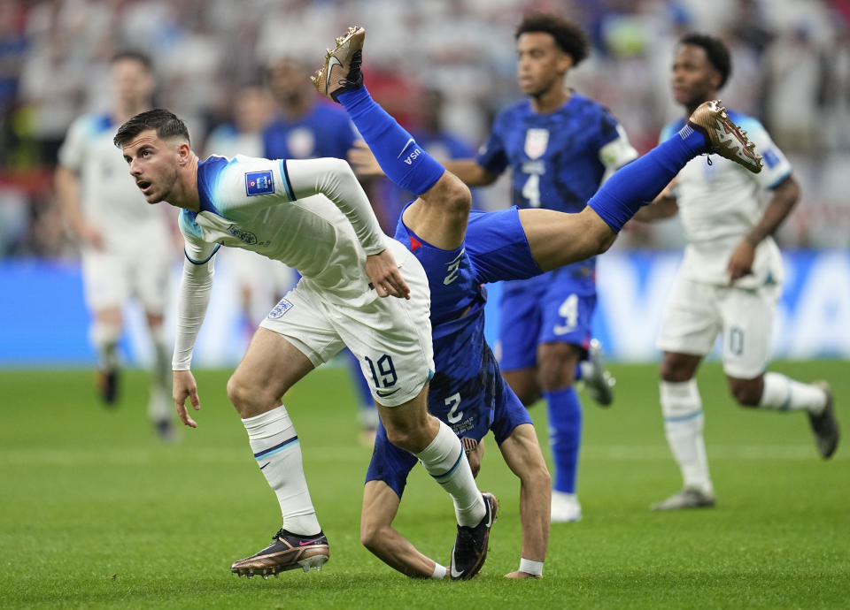 El volante inglés Mason Mount (inglés) y el zaguero estadounidense Sergiño Dest pugnan por el balón en el partido por el Grupo B del Mundial, el viernes 25 de noviembre de 2022, en Jor, Qatar. (AP Foto/Abbie Parr)