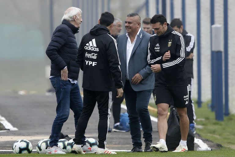 Sonrisas entre Menotti, Tapia y Scaloni -Ayala, de espalda-, una escena en la antesala de la Copa América que luego ganaría la Argentina en Brasil