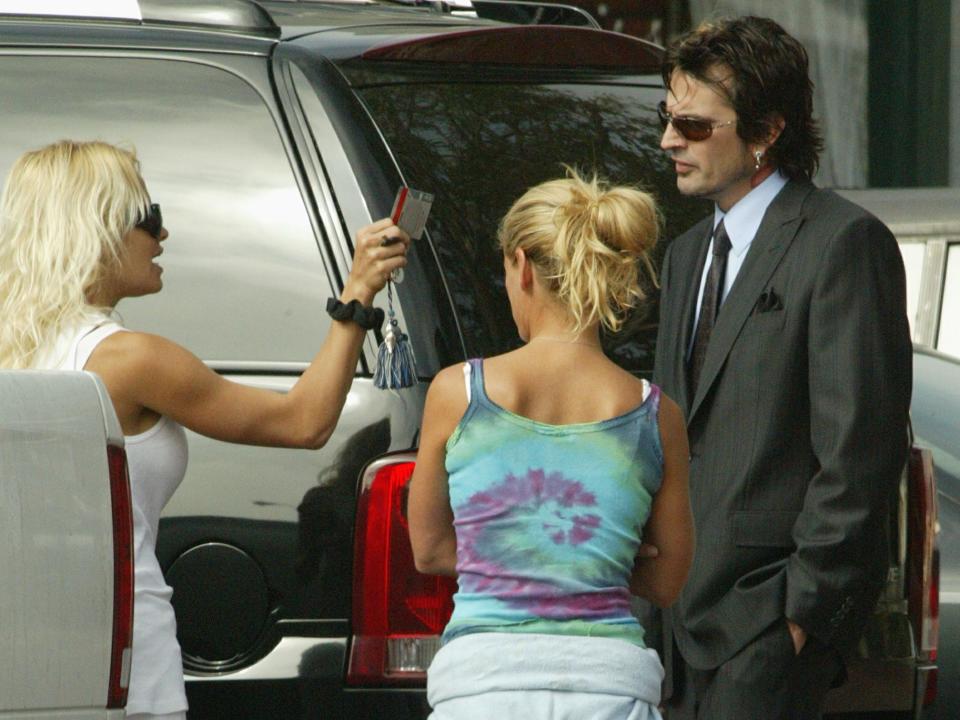 Tommy Lee Talks With Pamela Anderson At Malibu Court