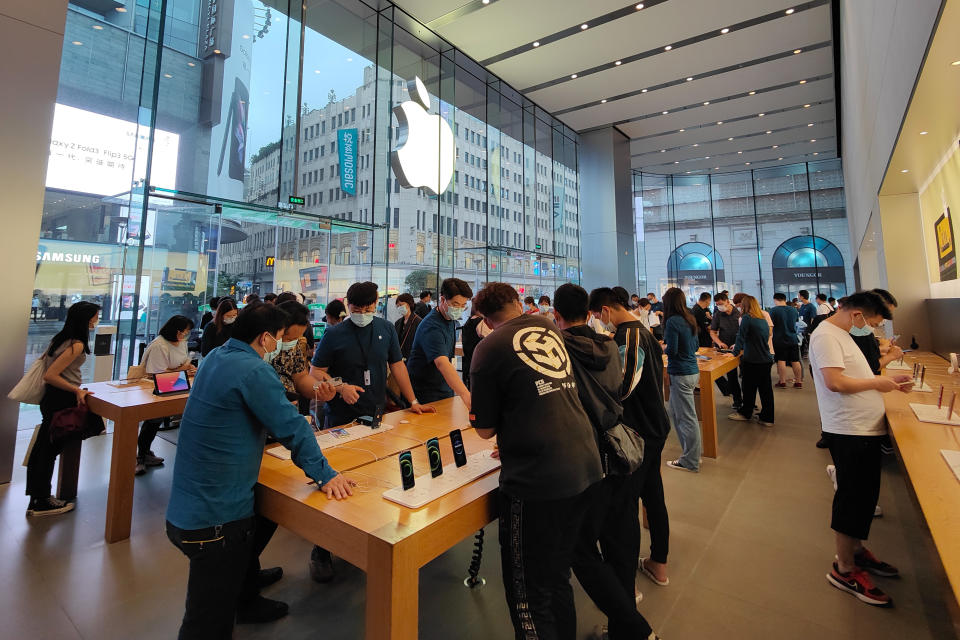 Apple Inc., suffering from a global supply crunch, is now confronting a different problem: slowing demand.(PHOTO: Costfoto/Barcroft Media via Getty Images)